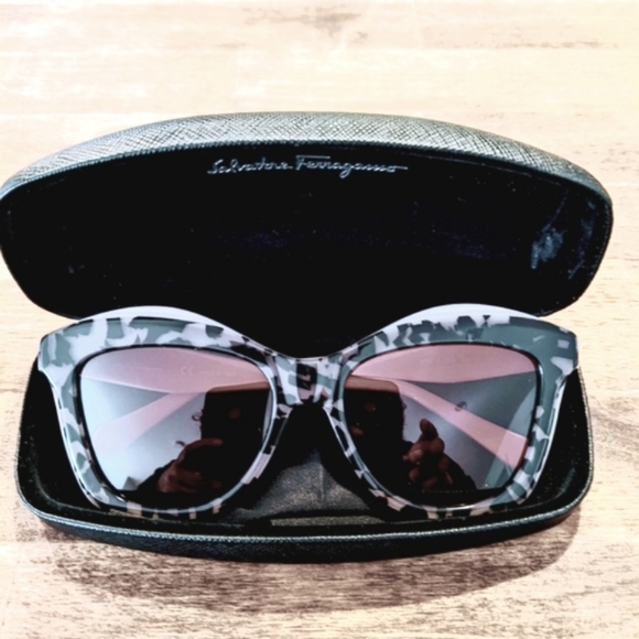 Beautiful Ferragamo sunglasses 🕶️ Used jost one Time .. New condition w box - Picture 15 of 16